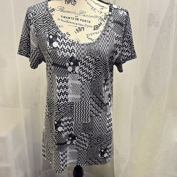 Women's Black and White Patterned Top - Picture 1 of 3